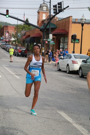 Shawanna nears victory in the Hunter Subaru Legacy Run Half Marathon.