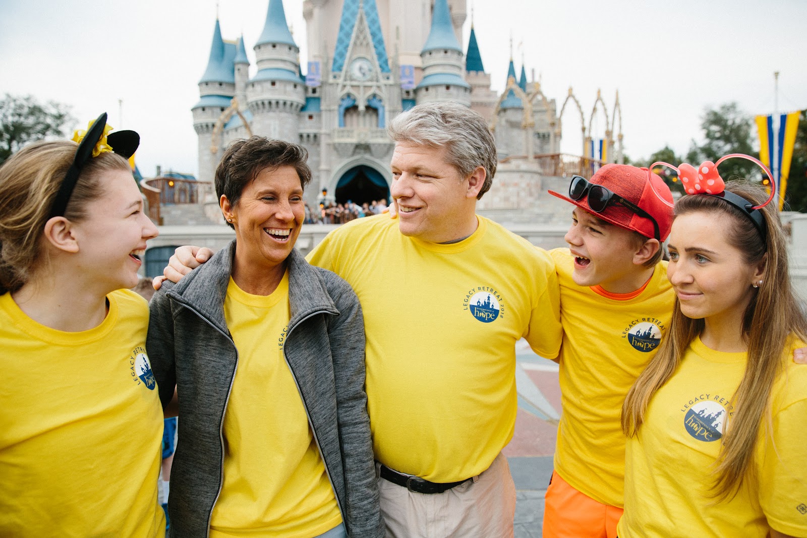 Tracy shares a laugh with her family on their Kendra Scott-sponsored IoH Legacy RetreatⓇ