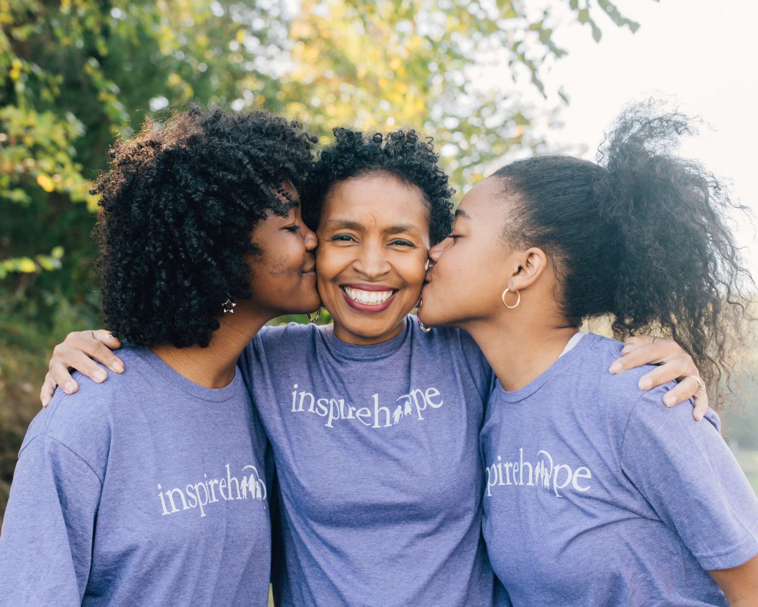 VGP_2318 (3) A mom being kissed on the cheek by her two daughters